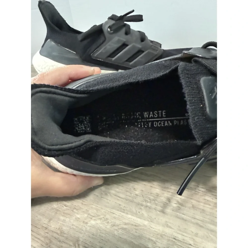 Adidas UltraBoost 22 Mens Size 9.5 Black White Athletic Running Shoes Sneakers